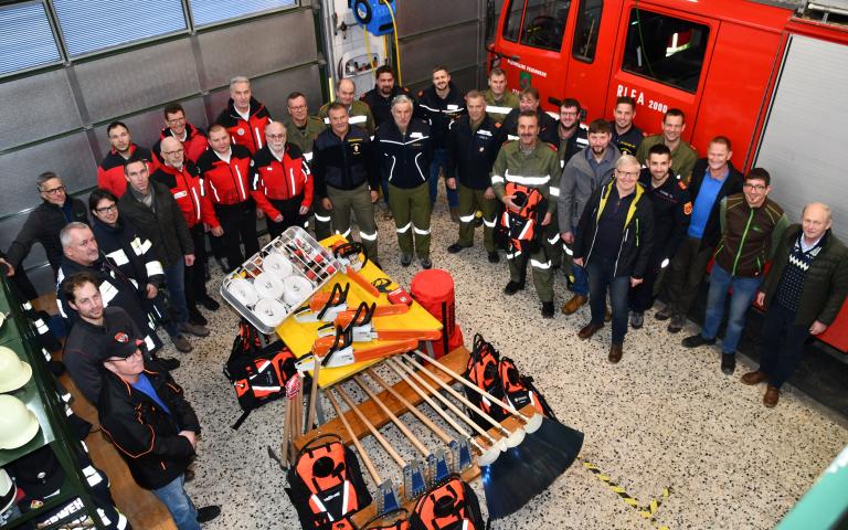 WWG - Spenden&uuml;bergabe Gruppenbild Bergrettung und Feuerwehren