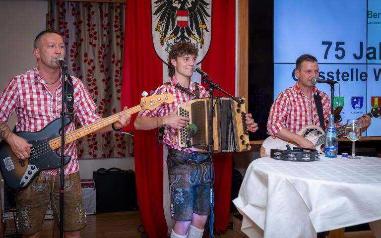 Unterhaltung mit Trio Ob und Zua